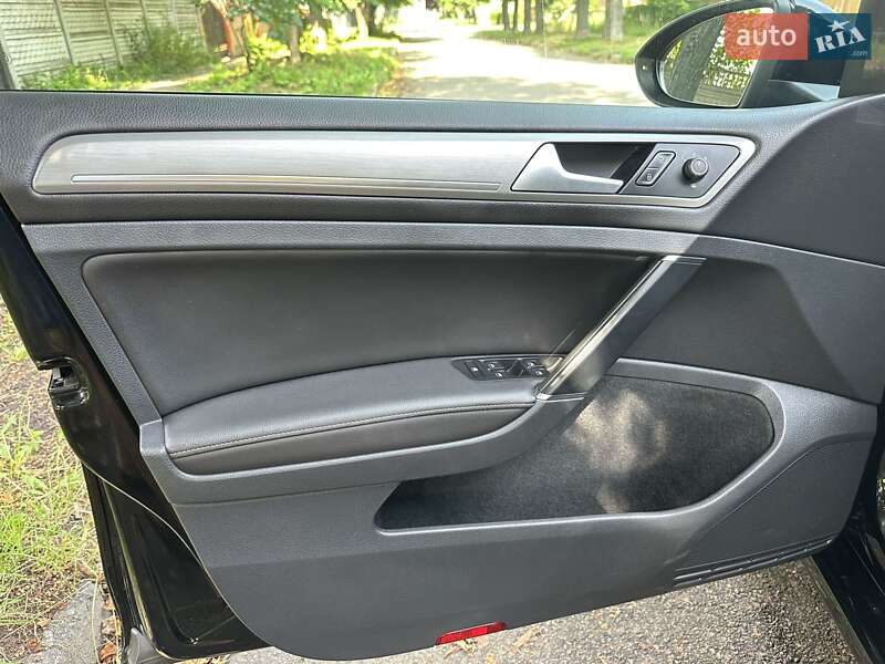 Хэтчбек Volkswagen Golf 2015 в Киеве