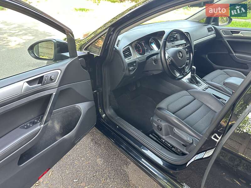Хэтчбек Volkswagen Golf 2015 в Киеве