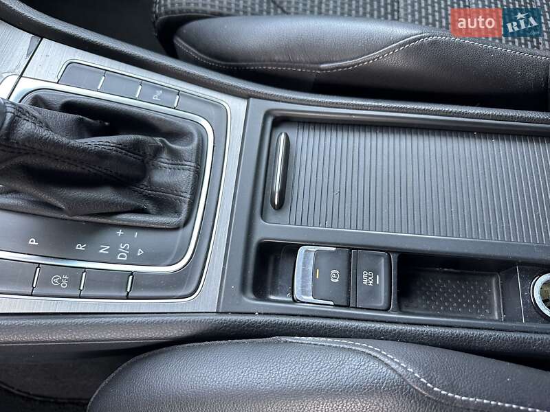 Хэтчбек Volkswagen Golf 2015 в Киеве