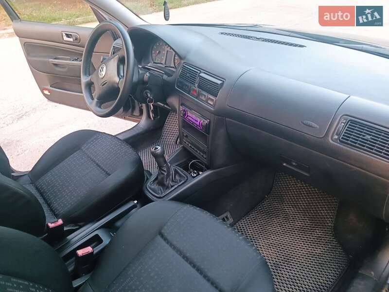 Хетчбек Volkswagen Golf 2002 в Запоріжжі