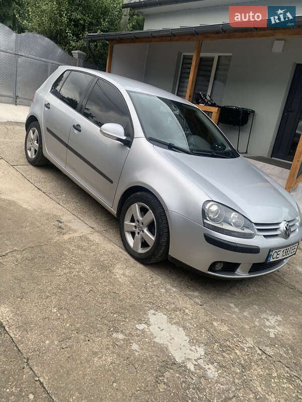 Хэтчбек Volkswagen Golf 2004 в Черновцах