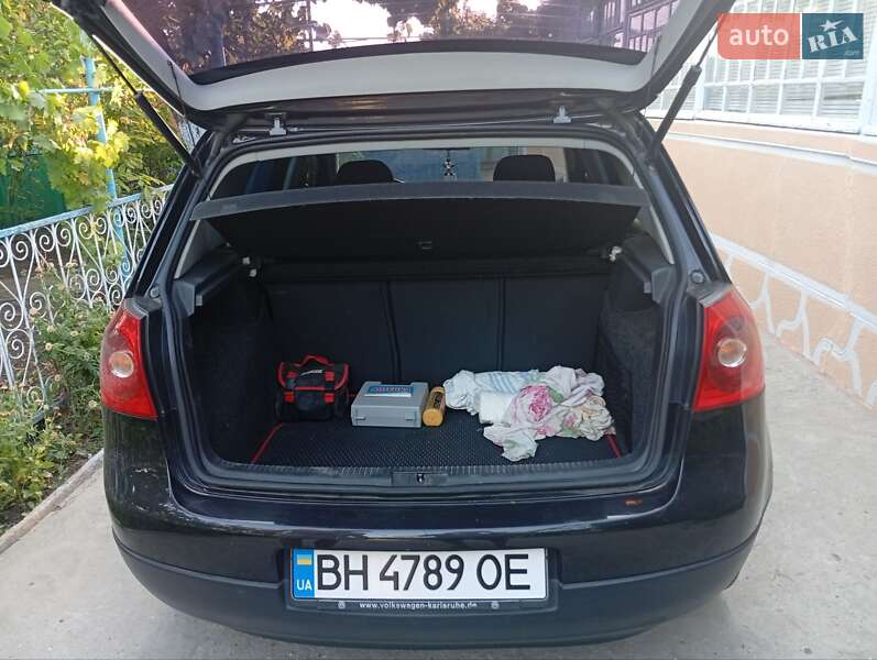 Хэтчбек Volkswagen Golf 2004 в Татарбунарах