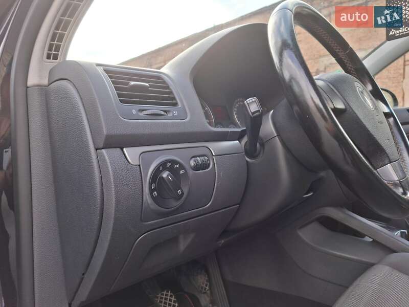 Хэтчбек Volkswagen Golf 2006 в Могилев-Подольске