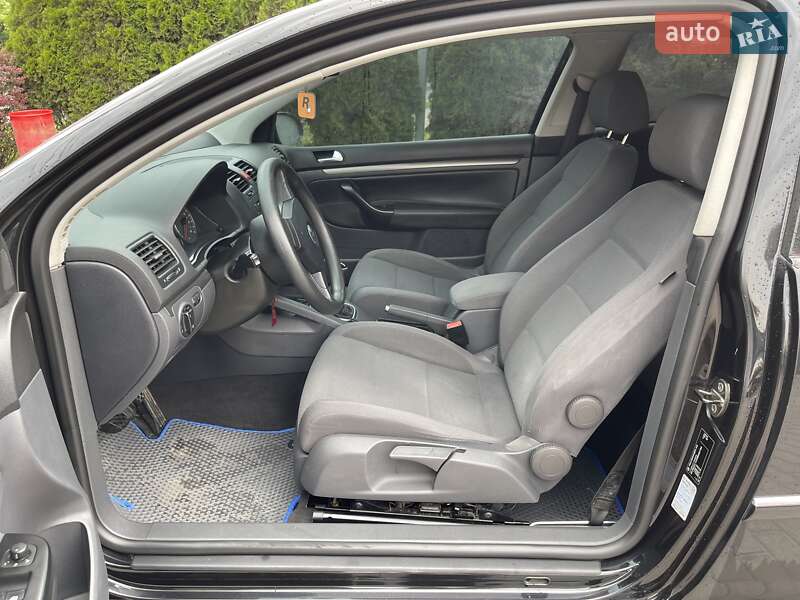 Хэтчбек Volkswagen Golf 2005 в Виннице