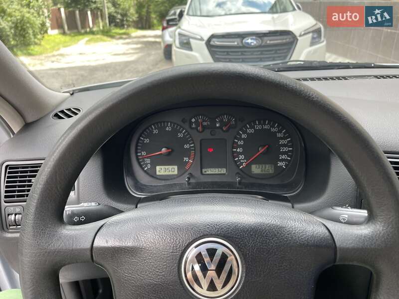 Хэтчбек Volkswagen Golf 2001 в Ирпене