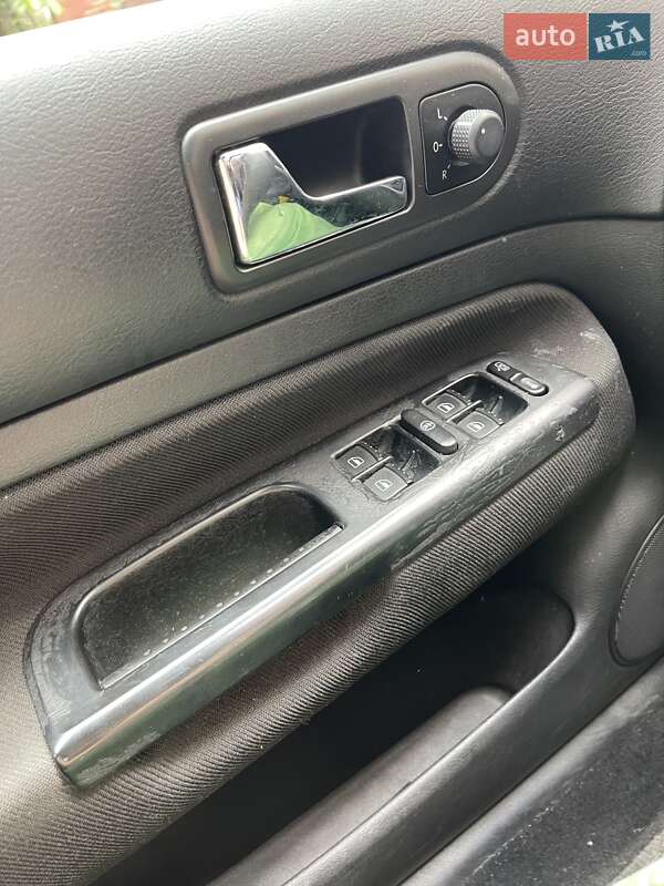 Хэтчбек Volkswagen Golf 2001 в Ирпене