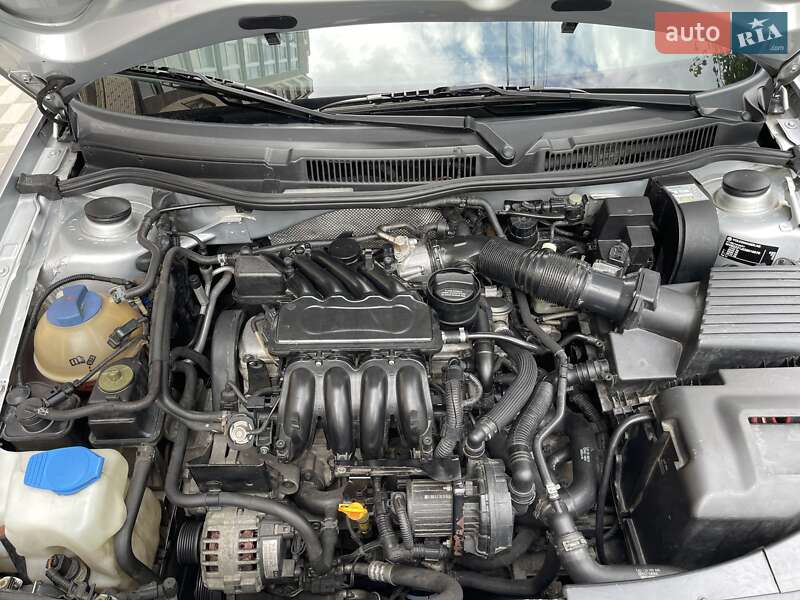 Хэтчбек Volkswagen Golf 2001 в Ирпене