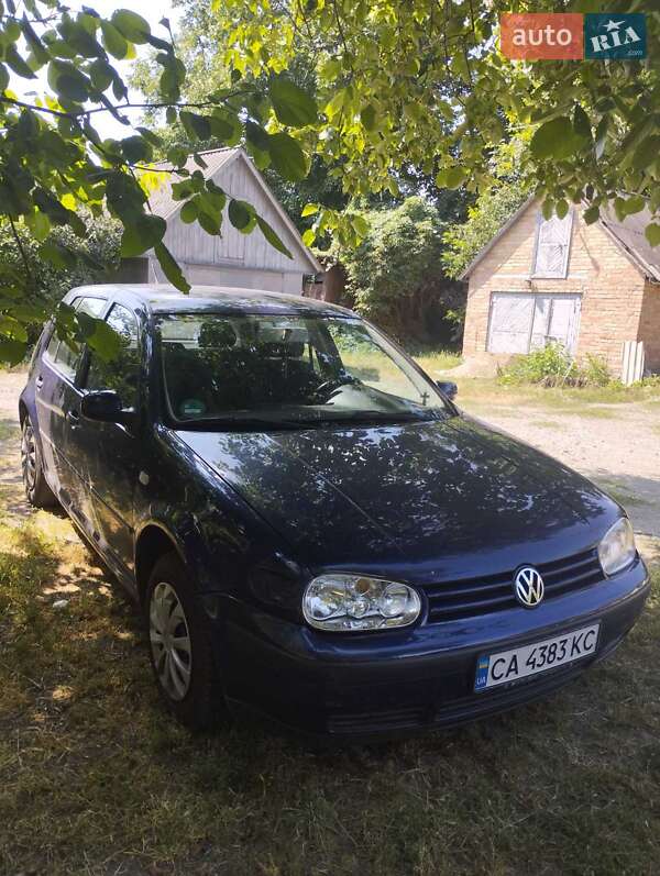 Хэтчбек Volkswagen Golf 2002 в Корсуне-Шевченковском