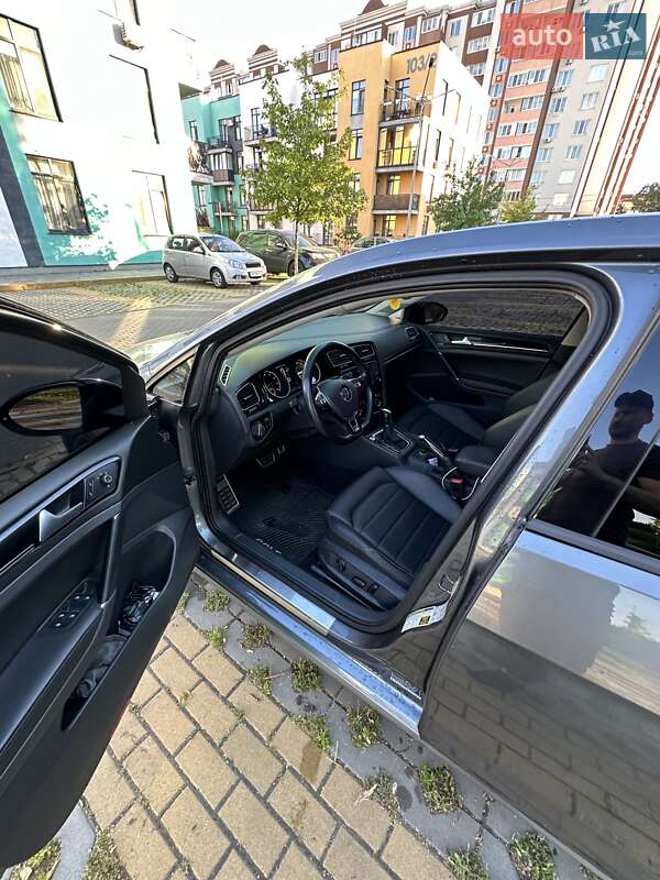 Хетчбек Volkswagen Golf 2015 в Києві