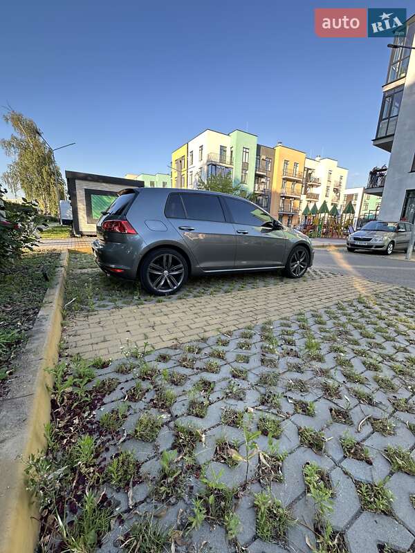 Хетчбек Volkswagen Golf 2015 в Києві