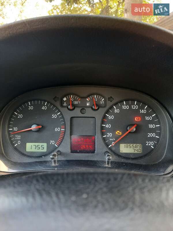 Хетчбек Volkswagen Golf 2002 в Надвірній