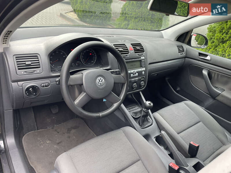 Хэтчбек Volkswagen Golf 2003 в Городке