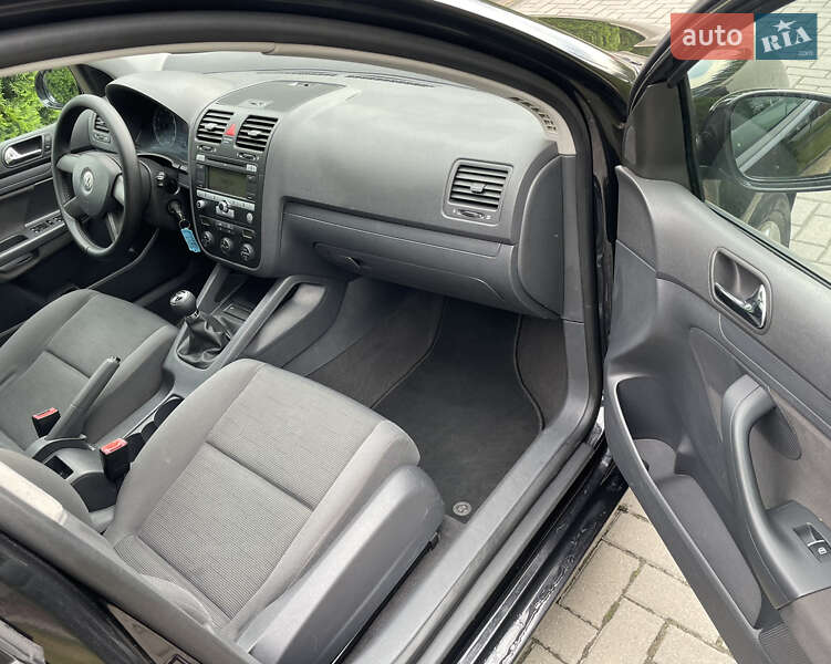 Хэтчбек Volkswagen Golf 2003 в Городке