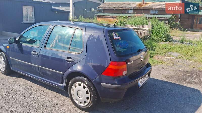 Хэтчбек Volkswagen Golf 2000 в Чуднове