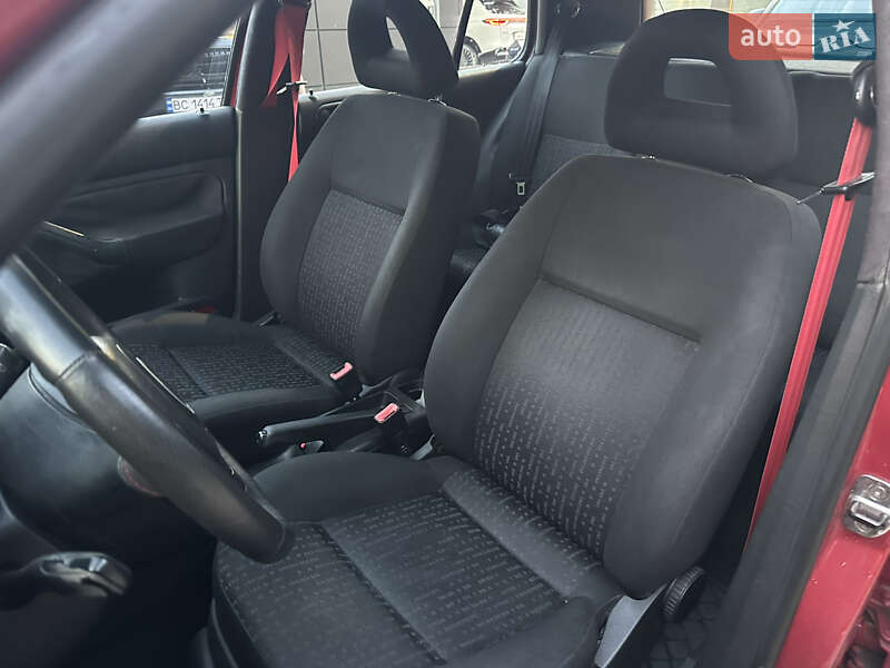 Хетчбек Volkswagen Golf 2003 в Львові