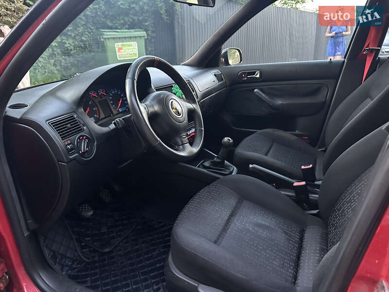 Хетчбек Volkswagen Golf 2003 в Львові