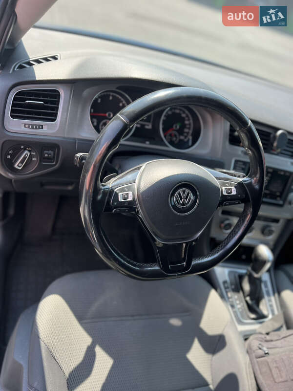 Універсал Volkswagen Golf 2015 в Чернівцях