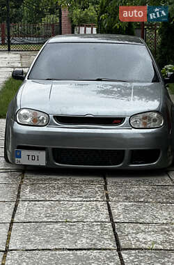 Хетчбек Volkswagen Golf 2001 в Чернівцях