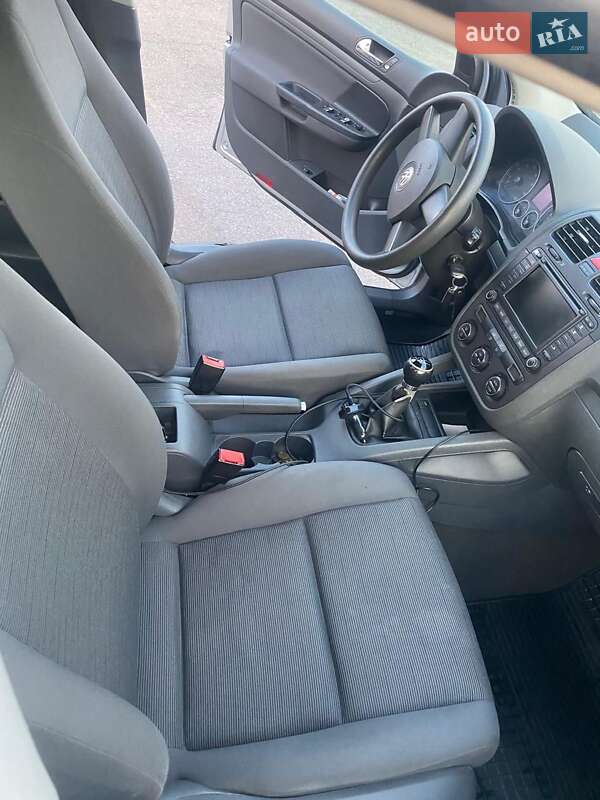 Хетчбек Volkswagen Golf 2005 в Львові