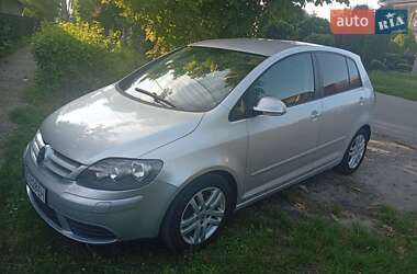 Хетчбек Volkswagen Golf 2005 в Хотині