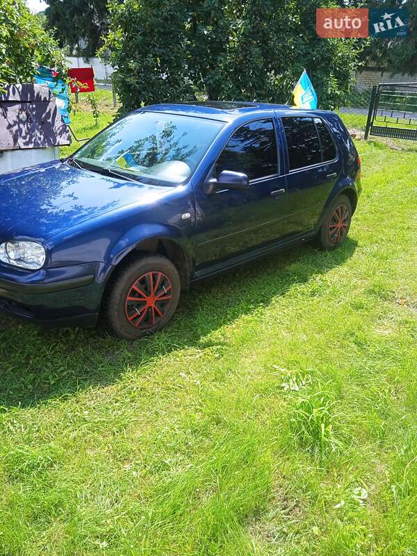 Фастбэк Volkswagen Golf 2001 в Ровно
