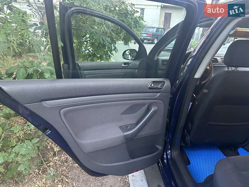 Хетчбек Volkswagen Golf 2005 в Одесі