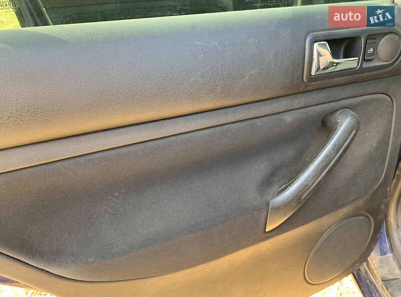 Хетчбек Volkswagen Golf 2003 в Роздільній