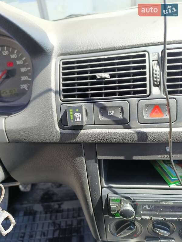 Хетчбек Volkswagen Golf 2001 в Дніпрі