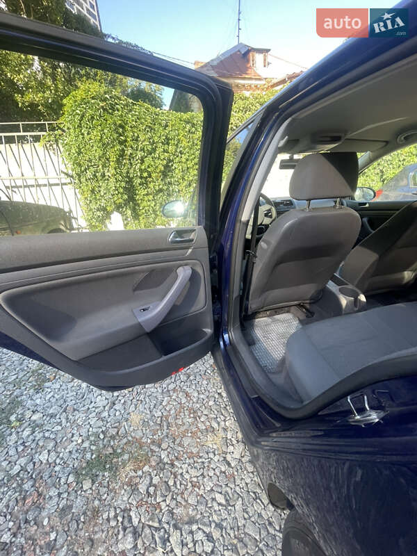 Хэтчбек Volkswagen Golf 2004 в Одессе