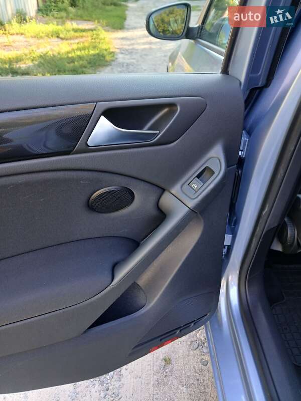 Хэтчбек Volkswagen Golf 2010 в Полтаве