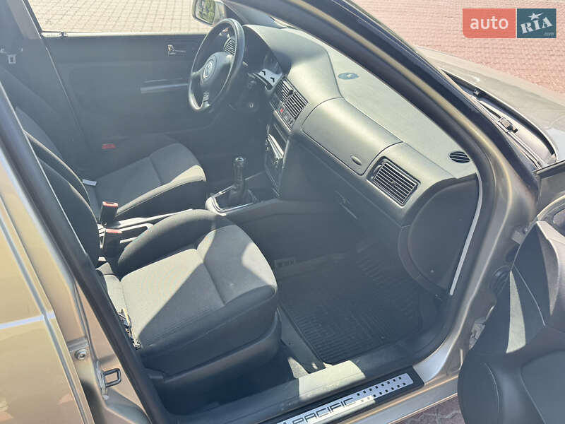 Універсал Volkswagen Golf 2005 в Вінниці