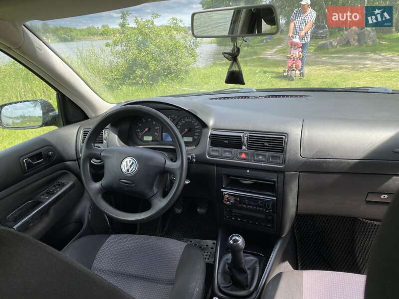 Хэтчбек Volkswagen Golf 2002 в Вознесенске