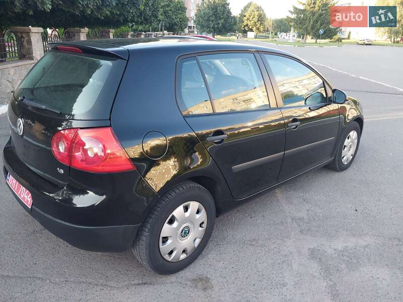Хетчбек Volkswagen Golf 2005 в Сумах