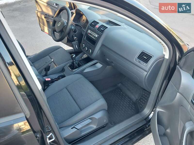 Хетчбек Volkswagen Golf 2005 в Сумах