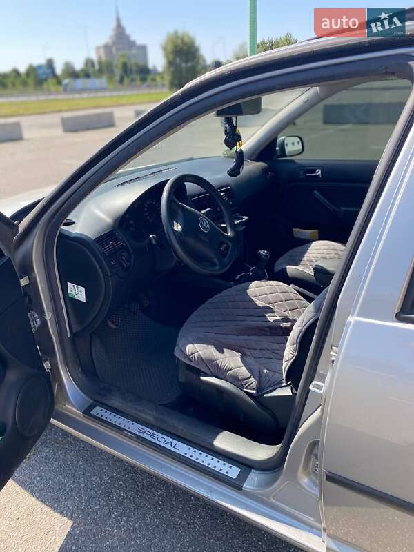 Хетчбек Volkswagen Golf 2002 в Києві