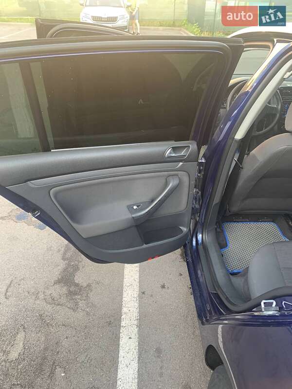 Хэтчбек Volkswagen Golf 2005 в Киеве