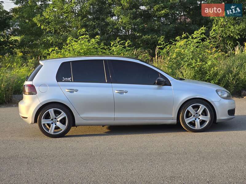 Хетчбек Volkswagen Golf 2009 в Дніпрі