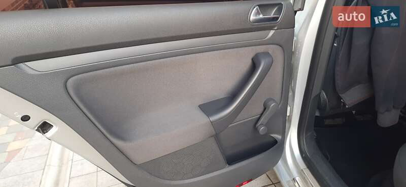 Хетчбек Volkswagen Golf 2008 в Новомосковську