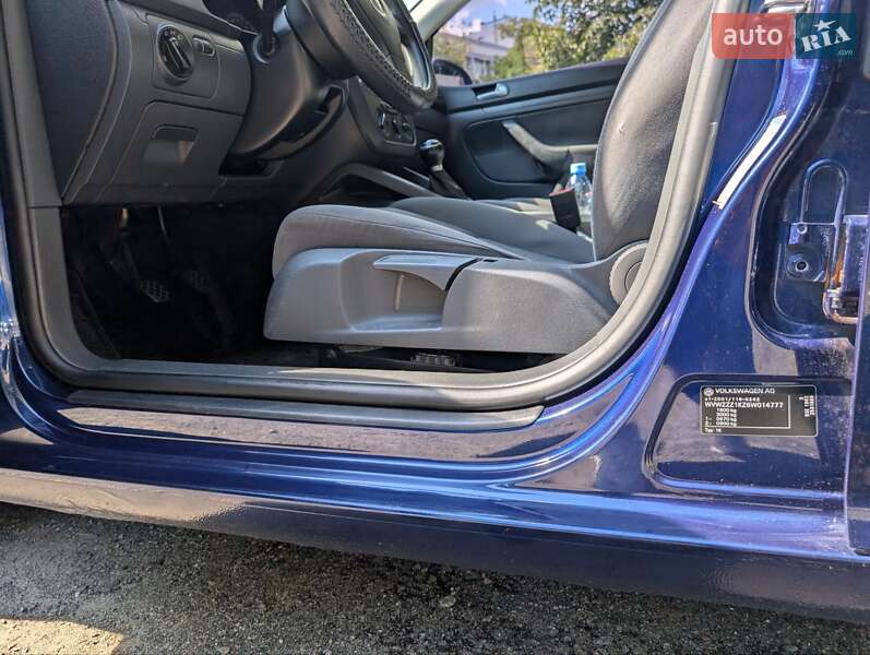 Хэтчбек Volkswagen Golf 2005 в Киеве