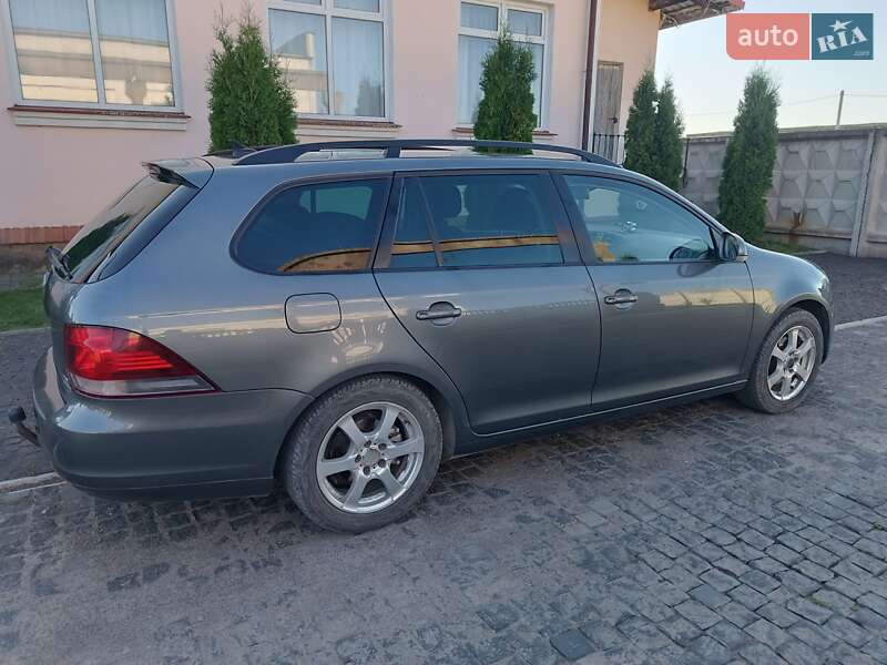 Універсал Volkswagen Golf 2011 в Золочеві