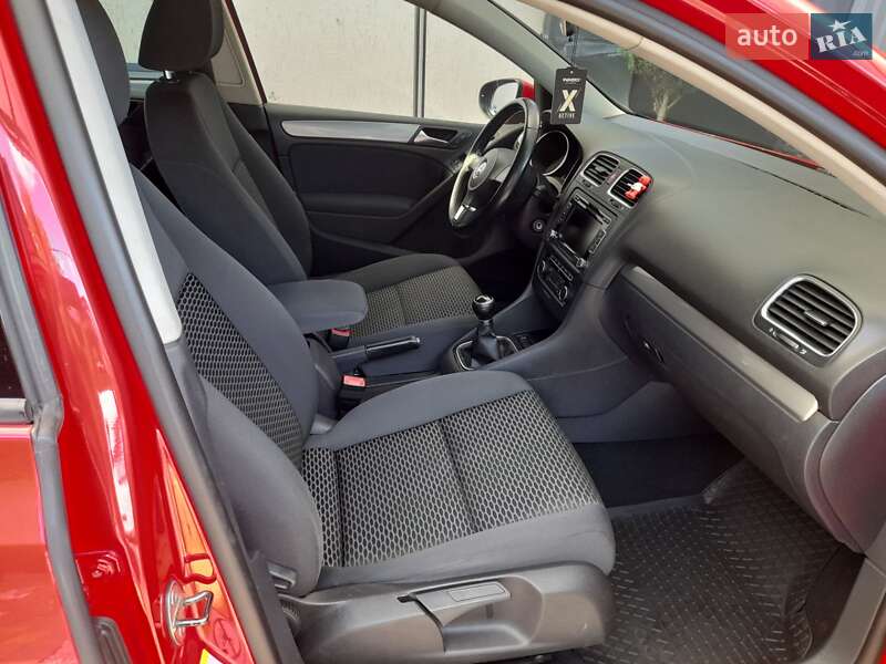 Хетчбек Volkswagen Golf 2011 в Сваляві