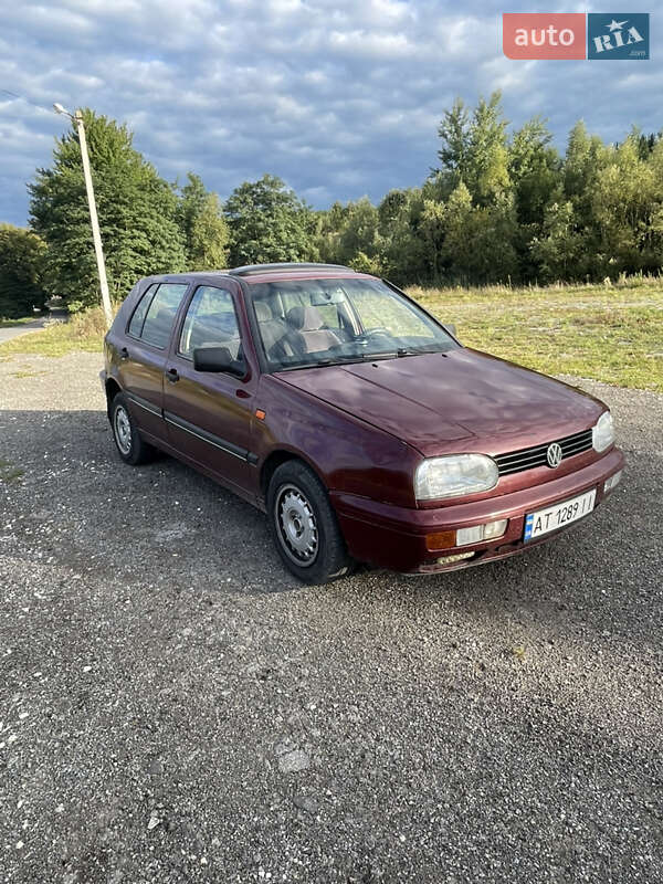 Хэтчбек Volkswagen Golf 1994 в  фото Хэтчбек Volkswagen Golf 1994 в