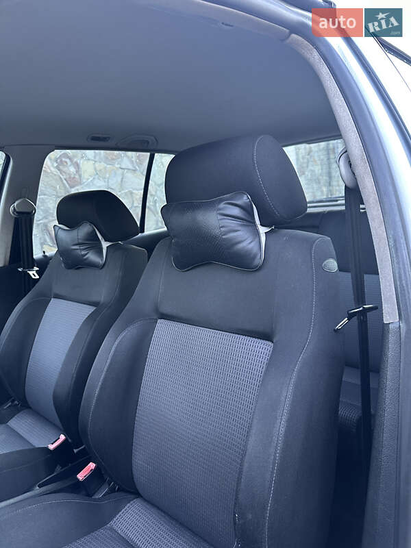 Хетчбек Volkswagen Golf 2001 в Львові