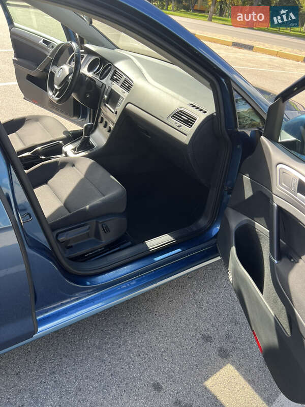 Хетчбек Volkswagen Golf 2017 в Києві