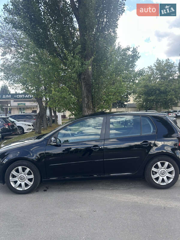Хетчбек Volkswagen Golf 2005 в Києві