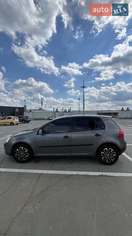 Хэтчбек Volkswagen Golf 2005 в Киеве