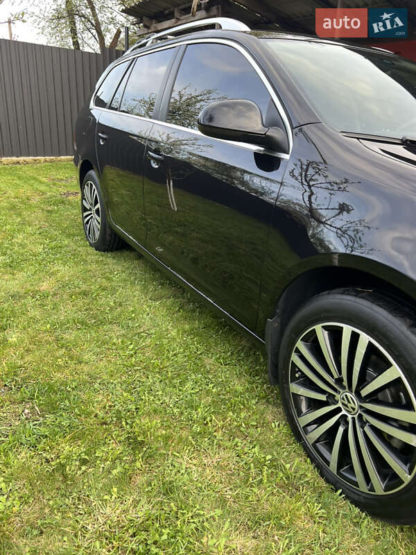 Універсал Volkswagen Golf 2012 в Золочеві