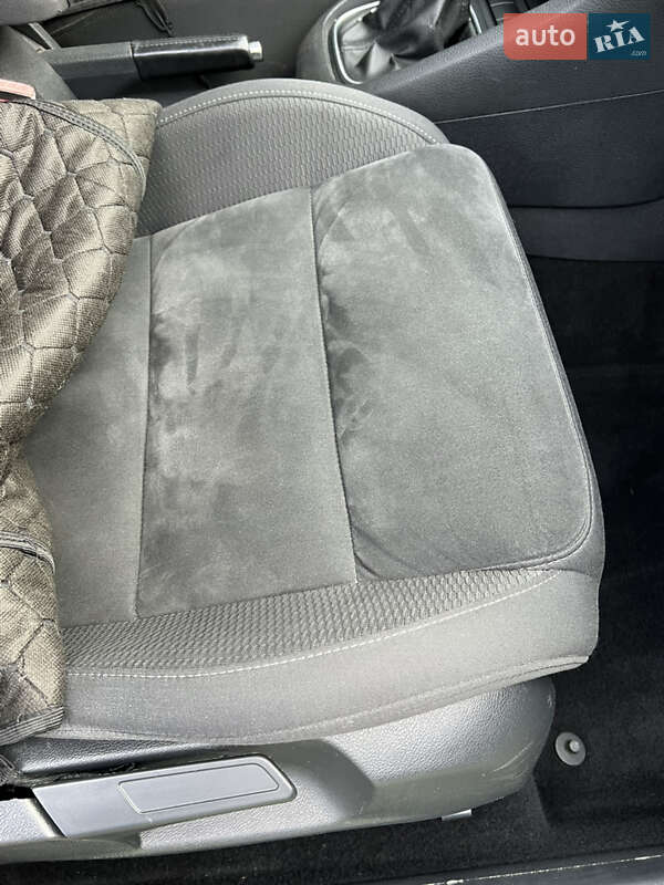 Універсал Volkswagen Golf 2012 в Золочеві