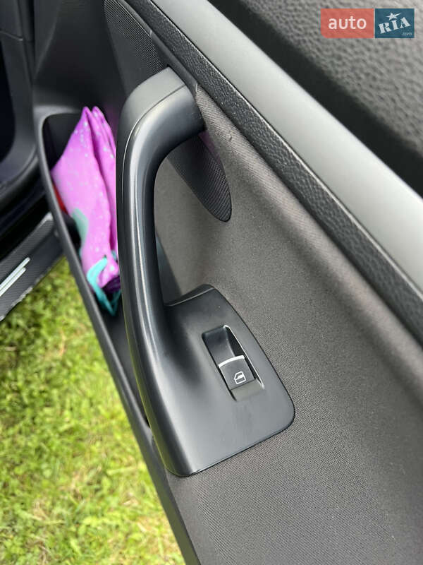 Універсал Volkswagen Golf 2012 в Золочеві