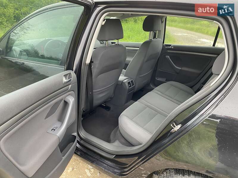 Хэтчбек Volkswagen Golf 2004 в Дрогобыче